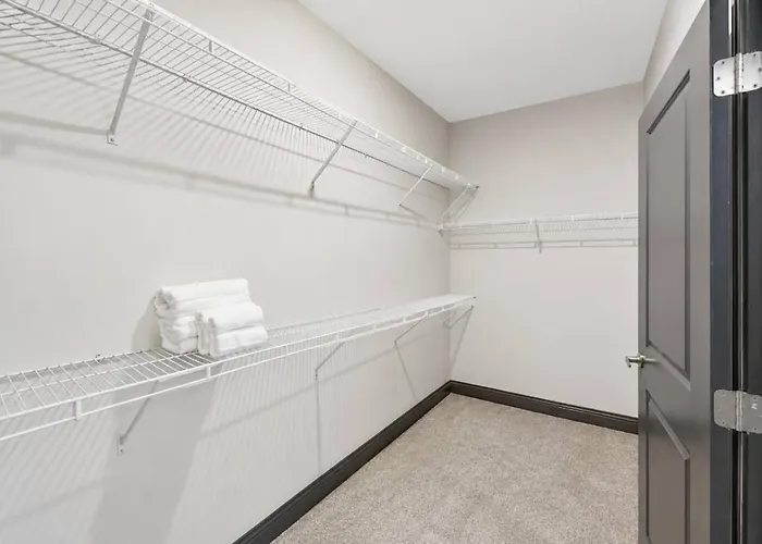 Apartment Modern 2br With Gym, Pool And Parking